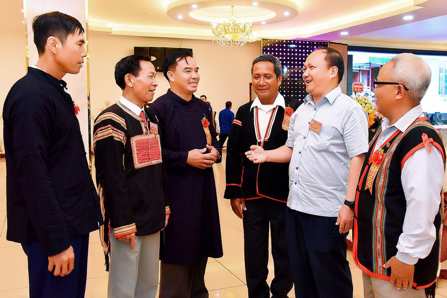 Phó Bí thư Tỉnh ủy Rah Lan Chung (thứ 2 từ phải sang) trò chuyện với các đại biểu bên lề hội nghị. Ảnh: Đ.T