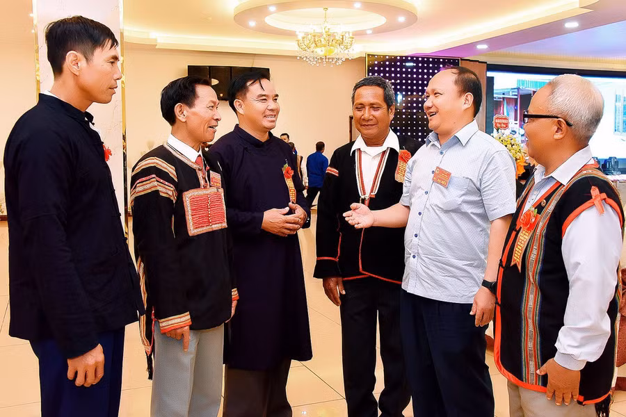 Phó Bí thư Tỉnh ủy Rah Lan Chung (thứ 2 từ phải sang) trò chuyện với các đại biểu bên lề hội nghị. Ảnh: Đ.T