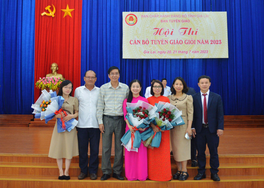 Đội thi đến từ Ban Tuyên giáo Thành ủy Pleiku xuất sắc giành giải nhất đồng đội tại Hội thi cán bộ tuyên giáo giỏi năm 2023. Ảnh: Anh Huy