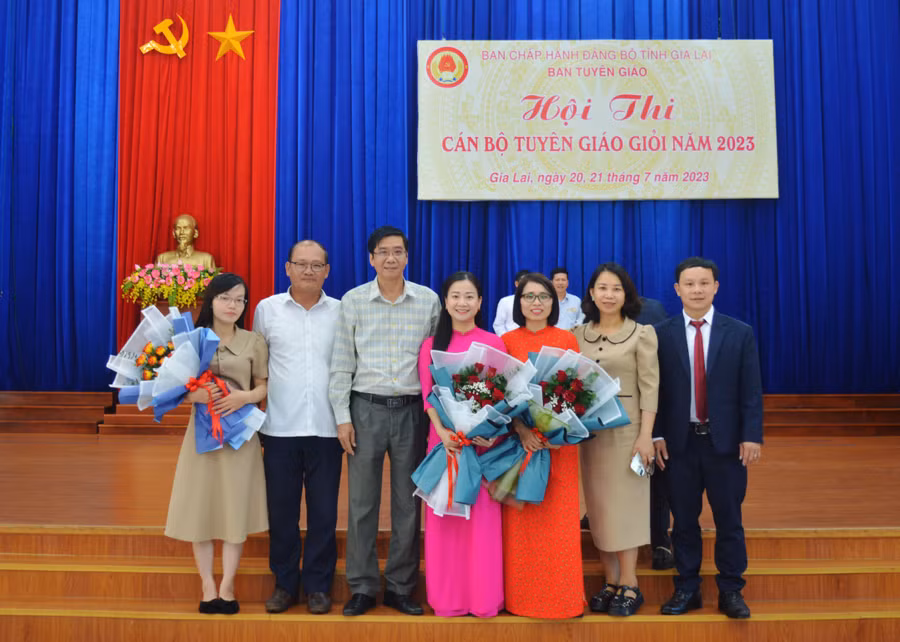 Đội thi đến từ Ban Tuyên giáo Thành ủy Pleiku xuất sắc giành giải nhất đồng đội tại Hội thi cán bộ tuyên giáo giỏi năm 2023. Ảnh: Anh Huy Đội thi đến từ Ban Tuyên giáo Thành ủy Pleiku xuất sắc giành giải nhất đồng đội tại Hội thi cán bộ tuyên giáo giỏi năm 2023. Ảnh: Anh Huy