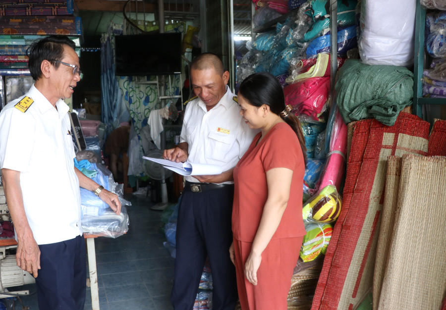 Ông Võ Đời (bìa trái)-Phó Bí thư chi bộ, Đội trưởng Đội Nghiệp vụ quản lý thuế (Chi cục Thuế huyện Kbang) cùng cán bộ thuế kiểm tra công tác nộp thuế của hộ kinh doanh. Ảnh: Ngọc Minh Ông Võ Đời (bìa trái)-Phó Bí thư chi bộ, Đội trưởng Đội Nghiệp vụ quản lý thuế (Chi cục Thuế huyện Kbang) cùng cán bộ thuế kiểm tra công tác nộp thuế của hộ kinh doanh. Ảnh: Ngọc Minh