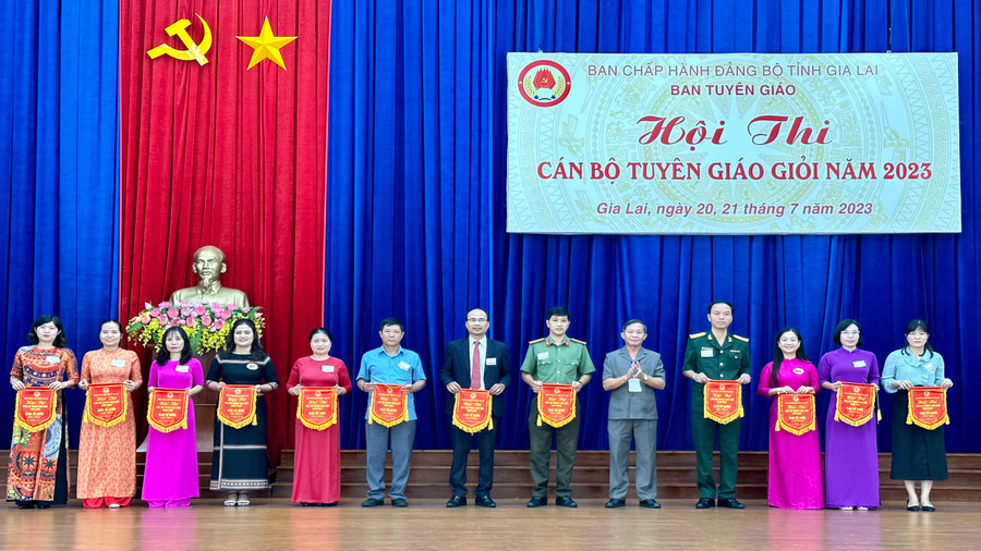 Ủy viên Ban Thường vụ Tỉnh ủy, Trưởng ban Tuyên giáo Tỉnh ủy Huỳnh Thế Mạnh (thứ 5 từ phải sang) trao cờ lưu niệm cho các đội tham gia Hội thi cán bộ tuyên giáo giỏi năm 2023. Ảnh: Phan Lài