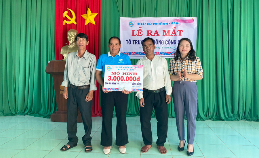 Đại diện lãnh đạo Hội LHPN huyện hỗ trợ 3 triệu đồng cho Tổ truyền thông cộng đồng làng Te, xã Ia Tô. Ảnh: Phan Thương Đại diện lãnh đạo Hội LHPN huyện hỗ trợ 3 triệu đồng cho Tổ truyền thông cộng đồng làng Te, xã Ia Tô. Ảnh: Phan Thương