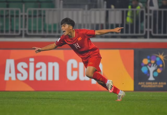 Quốc Việt đã ghi 2 bàn từ đầu giải. Ảnh: AFC