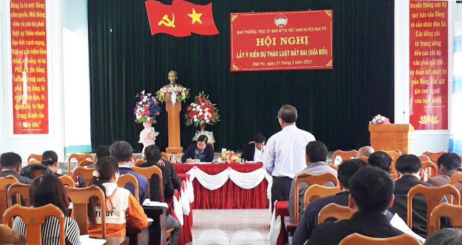 Quang cảnh hội nghị lấy ý kiến đóng góp vào dự thảo Luật Đất đai (sửa đổi) trên địa bàn huyện Đak Pơ. Ảnh: Ngọc Anh