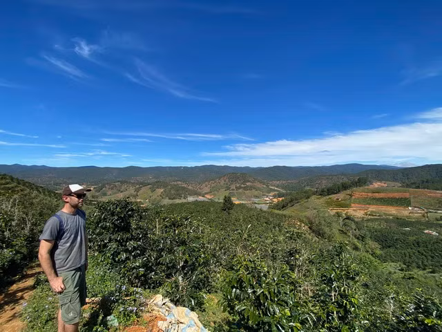 Joshua ở vườn cà phê 4 thế hệ của gia đình. Ảnh: Lê Vân