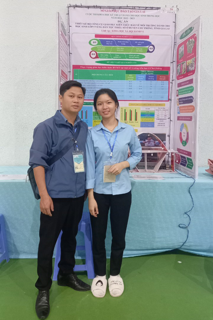 Thầy Hoàng Việt Trung và nữ sinh Đỗ Thị Yến Nhi chụp hình lưu niệm tại Cuộc thi Sáng tạo thanh thiếu niên nhi đồng cấp tỉnh năm 2022. Ảnh: Thiên Di Thầy Hoàng Việt Trung và nữ sinh Đỗ Thị Yến Nhi chụp hình lưu niệm tại Cuộc thi Sáng tạo thanh thiếu niên nhi đồng cấp tỉnh năm 2022. Ảnh: Thiên Di