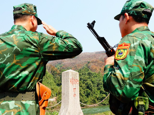 Chào cột mốc 17 (1) đầu sông Đà Chào cột mốc 17 (1) đầu sông Đà