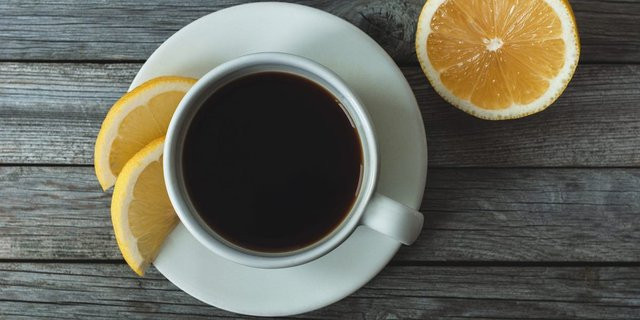 Chưa có bằng chứng khoa học nào cho thấy việc trộn chanh và cà phê với nhau có thể làm tăng lợi ích cho sức khỏe. Ảnh: Shutterstock Chưa có bằng chứng khoa học nào cho thấy việc trộn chanh và cà phê với nhau có thể làm tăng lợi ích cho sức khỏe. Ảnh: Shutterstock