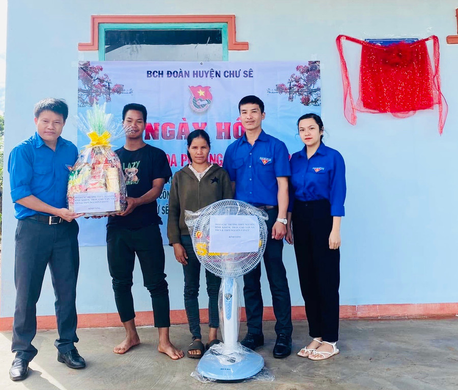 Vợ chồng anh Siu Thoát (làng O Bung, xã Ia Ko) vui mừng trong ngày về nhà mới và nhận phần quà thiết thực từ các tổ chức, các nhân. Ảnh: Trần Dung