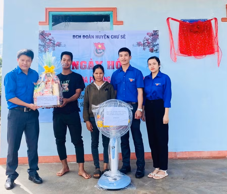 Vợ chồng anh Siu Thoát (làng O Bung, xã Ia Ko) vui mừng trong ngày về nhà mới và nhận phần quà thiết thực từ các tổ chức, các nhân. Ảnh: Trần Dung