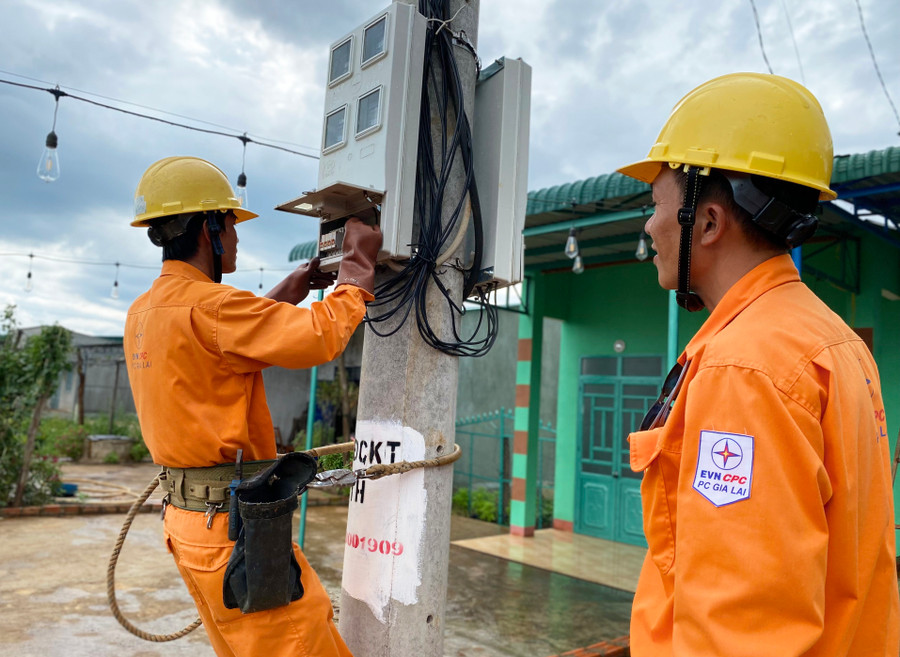 Điện lực Pleiku thay công tơ điện tử cho khách hàng để nâng cao độ tin cậy cung cấp điện. Ảnh: Hà Duy Điện lực Pleiku thay công tơ điện tử cho khách hàng để nâng cao độ tin cậy cung cấp điện. Ảnh: Hà Duy