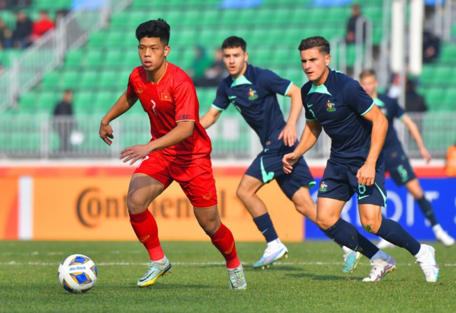 Các cầu thủ U.20 Việt Nam tự tin triển khai bóng ngay khi giành quyền kiểm soát. Ảnh: AFC Các cầu thủ U.20 Việt Nam tự tin triển khai bóng ngay khi giành quyền kiểm soát. Ảnh: AFC