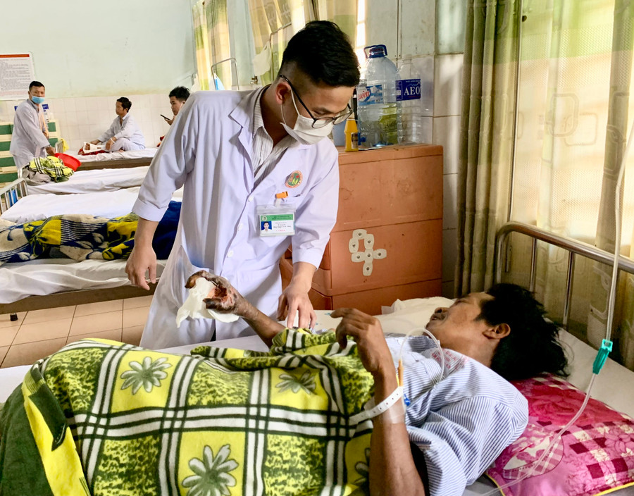 Bác sĩ Khoa Ngoại chấn thương chỉnh hình-bỏng (Bệnh viện Đa khoa tỉnh) thăm khám vết thương cho bệnh nhân Kpuih Hmrăng. Ảnh: Như Nguyện