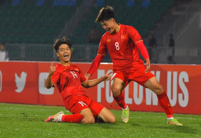 Văn Trường (số 8) có kinh nghiệm chơi ở giải U.23 châu Á. Ảnh: AFC