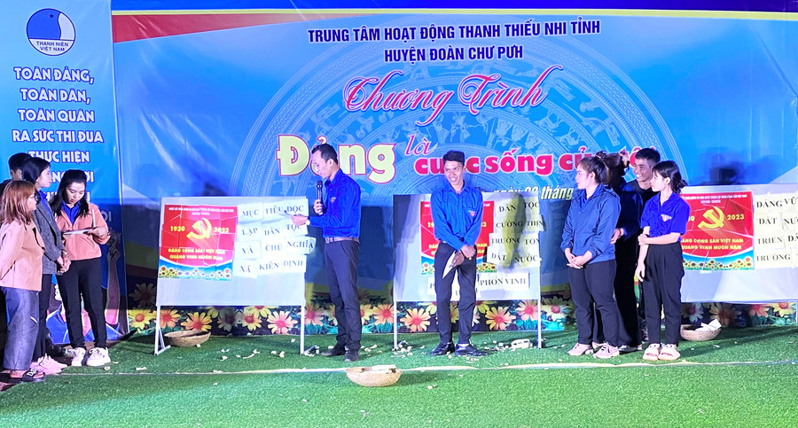 Các bạn đoàn viên, thanh niên tham gia thi ghép tranh với chủ đề &quot;Đảng là cuộc sống của tôi&quot;. Ảnh: Hà Đức Thành