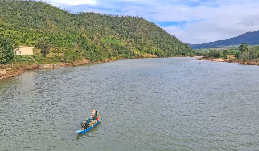 Ngư dân đánh bắt cá trên sông Ba. Ảnh: Lê Anh