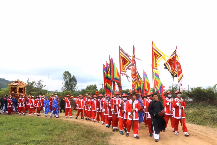 Rước sắc là nghi thức quan trọng trong lễ cúng Quý Xuân. Ảnh: Ngọc Minh