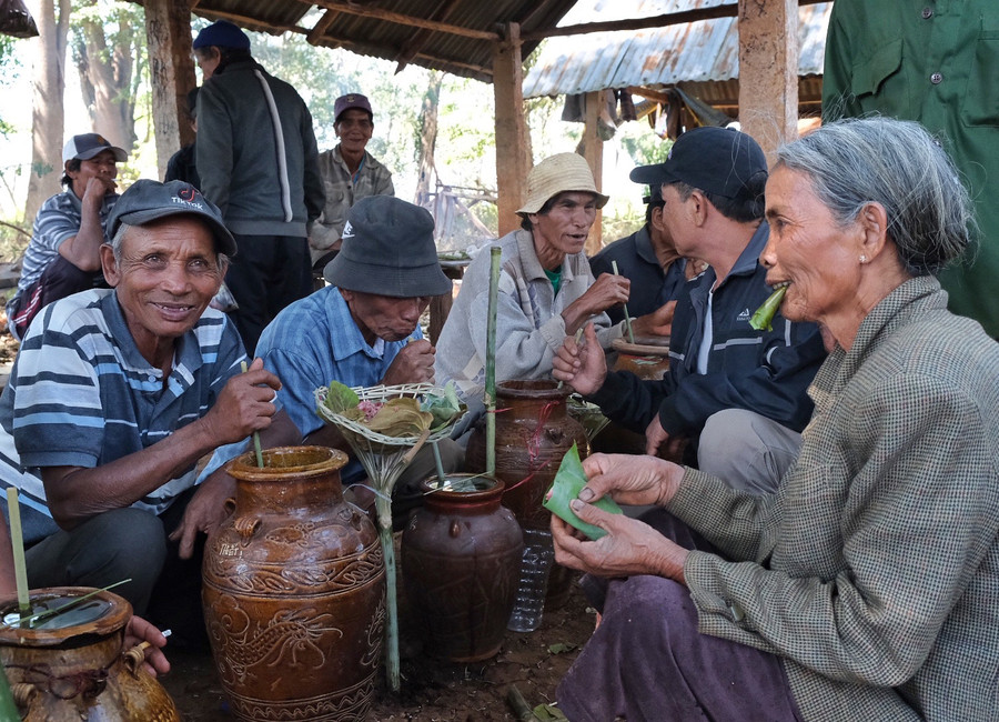 Dân làng quây quần bên những ghè rượu trong lễ pơ thi. Ảnh: Hoàng Ngọc Dân làng quây quần bên những ghè rượu trong lễ pơ thi. Ảnh: Hoàng Ngọc