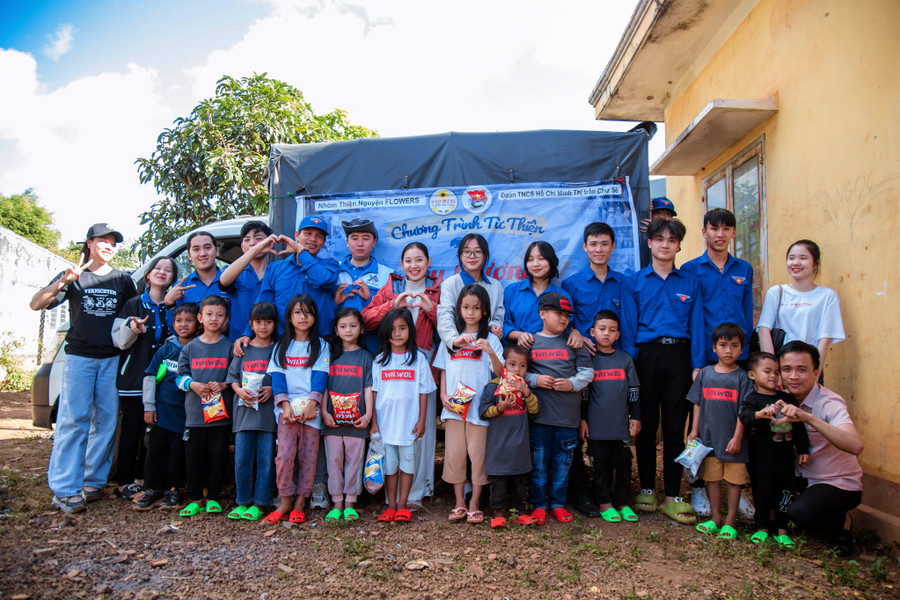 Vinh (bìa phải) đã kết nối với nhóm thiện nguyện FLOWERS tổ chức Chương trình thiện nguyện “Trao yêu thương nhận nụ cười”. Ảnh: Quang Tấn Vinh (bìa phải) đã kết nối với nhóm thiện nguyện FLOWERS tổ chức Chương trình thiện nguyện “Trao yêu thương nhận nụ cười”. Ảnh: Quang Tấn