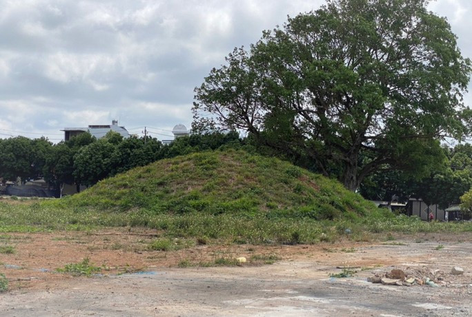 Khu vực được cho là ngôi mộ của tù trưởng Ama Blơi Khu vực được cho là ngôi mộ của tù trưởng Ama Blơi