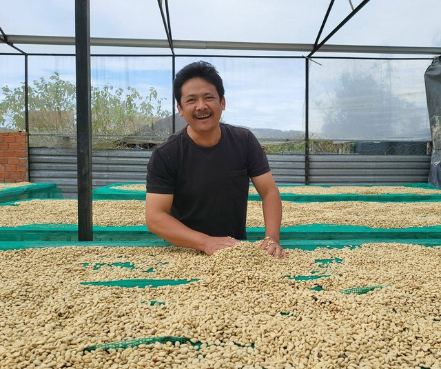 Đảo cà phê trên những giàn phơi đạt tiêu chuẩn