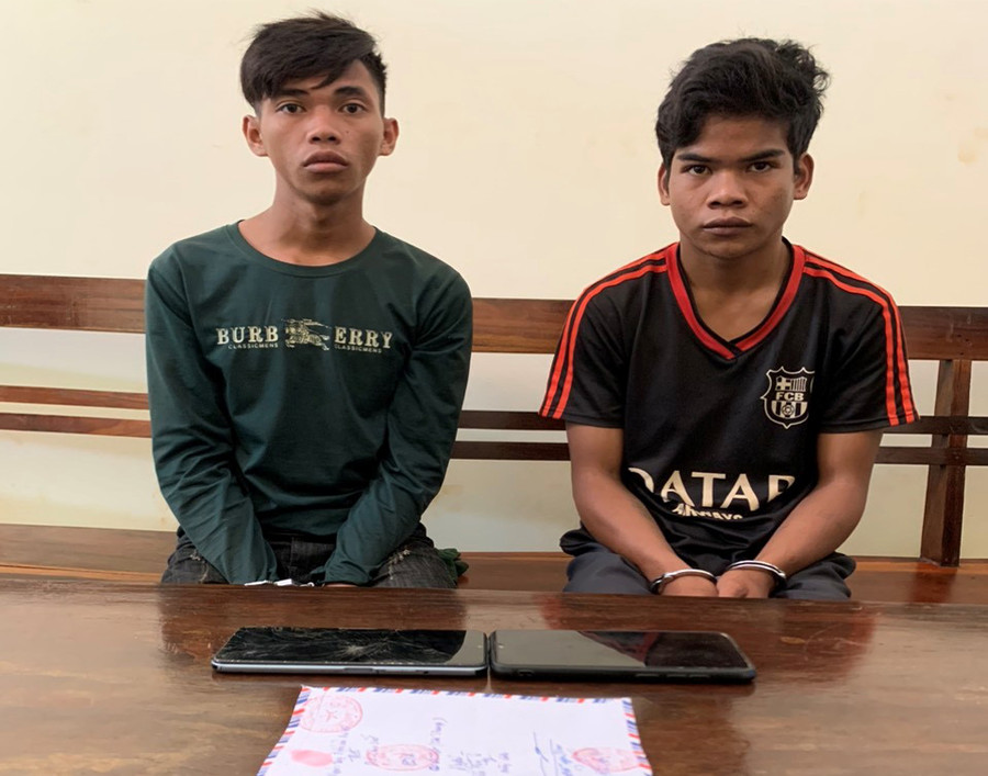 Hai đối tượng cùng một số tang vật. Ảnh: Anh Huy