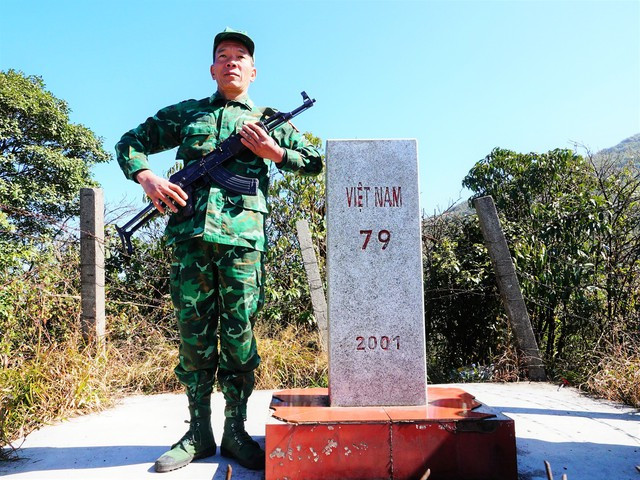Thiếu tá - quân nhân chuyên nghiệp Phan Văn Thuyết gác bên mốc 79. Ảnh: Mai Thanh Hải Thiếu tá - quân nhân chuyên nghiệp Phan Văn Thuyết gác bên mốc 79. Ảnh: Mai Thanh Hải