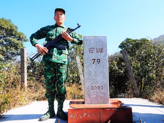 Thiếu tá - quân nhân chuyên nghiệp Phan Văn Thuyết gác bên mốc 79. Ảnh: Mai Thanh Hải