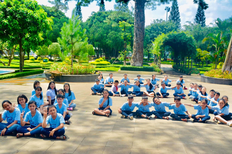 Học sinh tham gia trải nghiệm ở Bảo tàng tỉnh Gia Lai-nơi có nhiều loài cây tỏa bóng mát. Ảnh: Nguyễn Thị Diễm