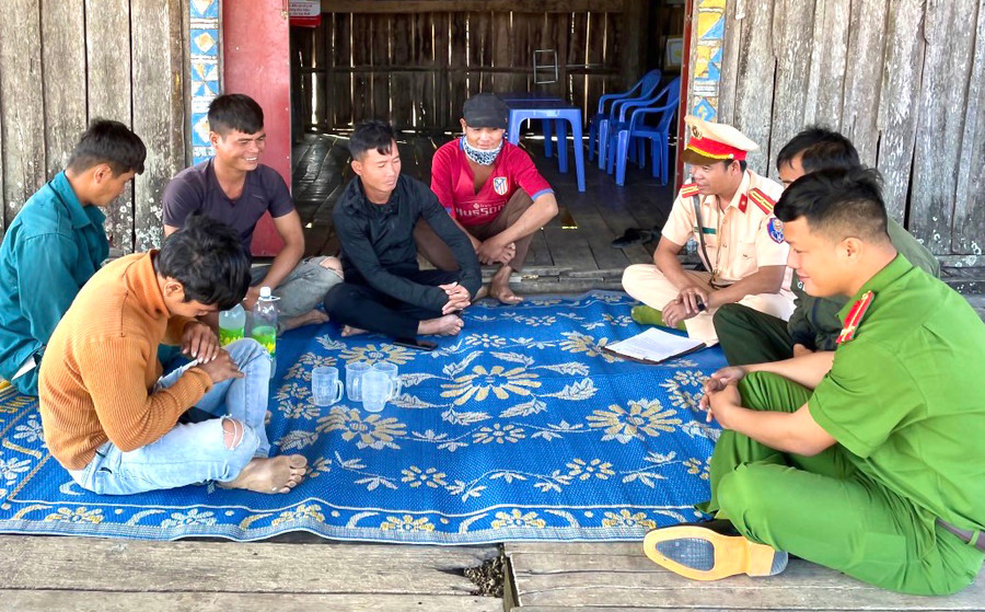 Công an huyện Phú Thiện phối hợp cùng Công an xã Chư A Thai tuyên truyền, nhắc nhở thanh-thiếu niên làng Plei Pông chấp hành quy định về trật tự an toàn giao thông. Ảnh: Minh Phương Công an huyện Phú Thiện phối hợp cùng Công an xã Chư A Thai tuyên truyền, nhắc nhở thanh-thiếu niên làng Plei Pông chấp hành quy định về trật tự an toàn giao thông. Ảnh: Minh Phương