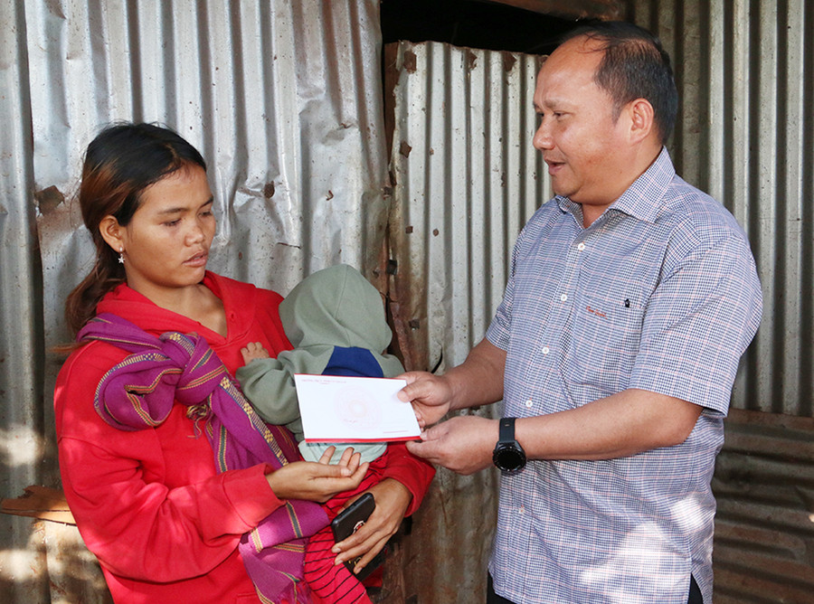 Phó Bí thư Tỉnh ủy Rah Lan Chung đến thăm, tặng quà cho hộ anh Rmah Kut (có nhà ở dột nát). Ảnh: Quang Tấn