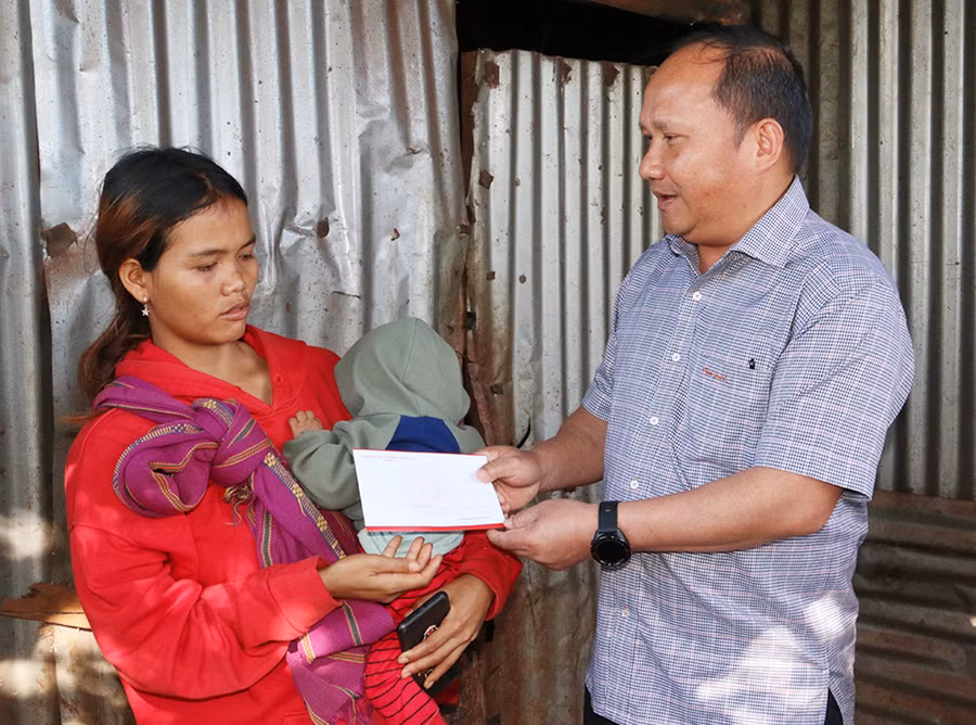 Phó Bí thư Tỉnh ủy Rah Lan Chung đến thăm, tặng quà cho hộ anh Rmah Kut (có nhà ở dột nát). Ảnh: Quang Tấn