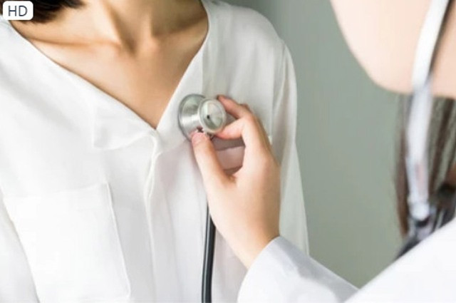 Chuyên gia khuyên những người có vấn đề về tim nên ăn 3 quả lựu mỗi ngày vì chúng chứa nhiều chất dinh dưỡng tốt cho tim. Ảnh: Shutterstock