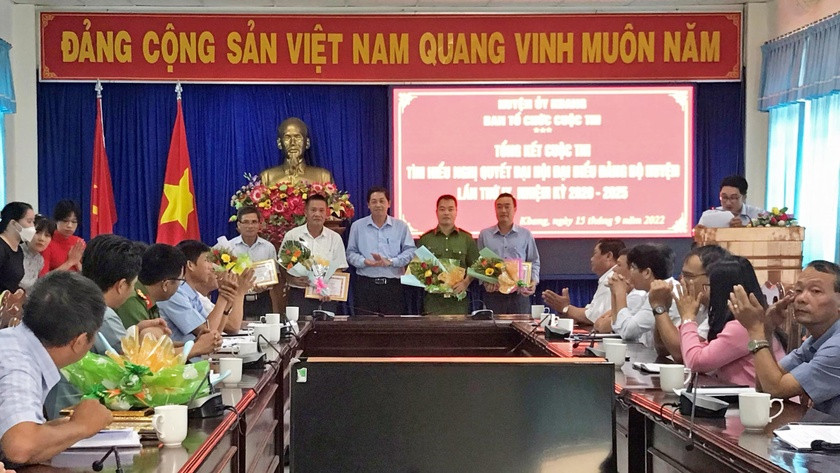 Quang cảnh lễ tổng kết và trao giải Cuộc thi tìm hiểu Nghị quyết Đại hội đại biểu Đảng bộ huyện Kbang lần thứ IX (nhiệm kỳ 2020-2025). Ảnh: Hà Duyệt