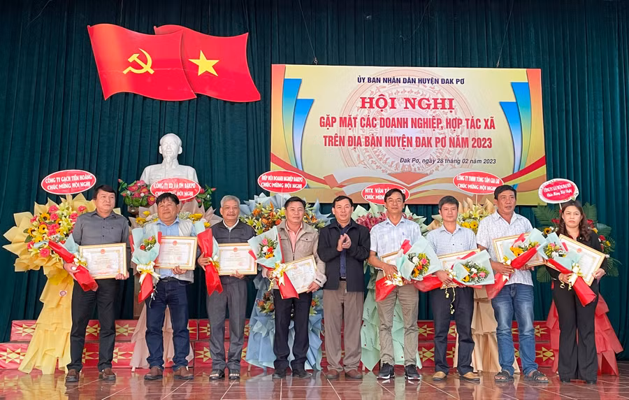 Lãnh đạo huyện Đak Pơ tặng giấy khen cho các doanh nghiệp, hợp tác xã có thành tích sản xuất tiêu biểu cho sự phát triển kinh tế-xã hội trên địa bàn huyện. Ảnh: Tuyết Mai