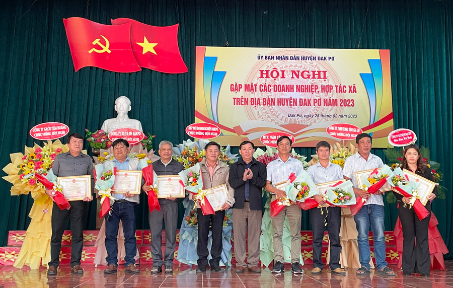 Lãnh đạo huyện Đak Pơ tặng giấy khen cho các doanh nghiệp, hợp tác xã có thành tích sản xuất tiêu biểu cho sự phát triển kinh tế-xã hội trên địa bàn huyện. Ảnh: Tuyết Mai Lãnh đạo huyện Đak Pơ tặng giấy khen cho các doanh nghiệp, hợp tác xã có thành tích sản xuất tiêu biểu cho sự phát triển kinh tế-xã hội trên địa bàn huyện. Ảnh: Tuyết Mai