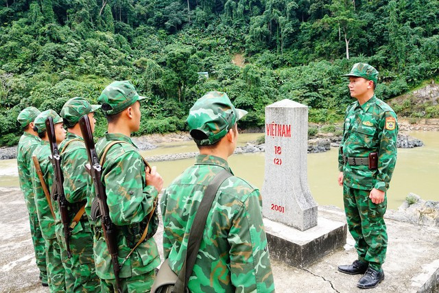 Bộ đội Đồn biên phòng Ka Lăng kiểm tra mốc 18 (2) Bộ đội Đồn biên phòng Ka Lăng kiểm tra mốc 18 (2)