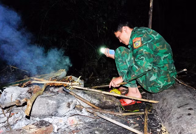 Nướng cá khô để ăn tối