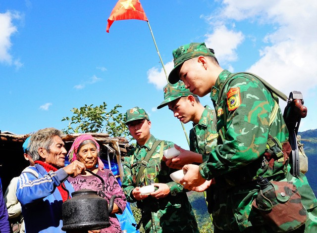 Người dân mời nước bộ đội biên phòng trên hành trình lên mốc 42 Người dân mời nước bộ đội biên phòng trên hành trình lên mốc 42