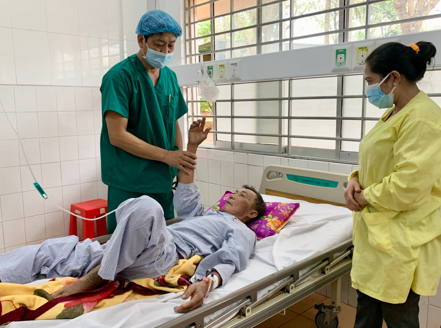 Bác sĩ Trần Kế Toán thăm khám cho bệnh nhân. Ảnh: Như Nguyện Bác sĩ Trần Kế Toán thăm khám cho bệnh nhân. Ảnh: Như Nguyện