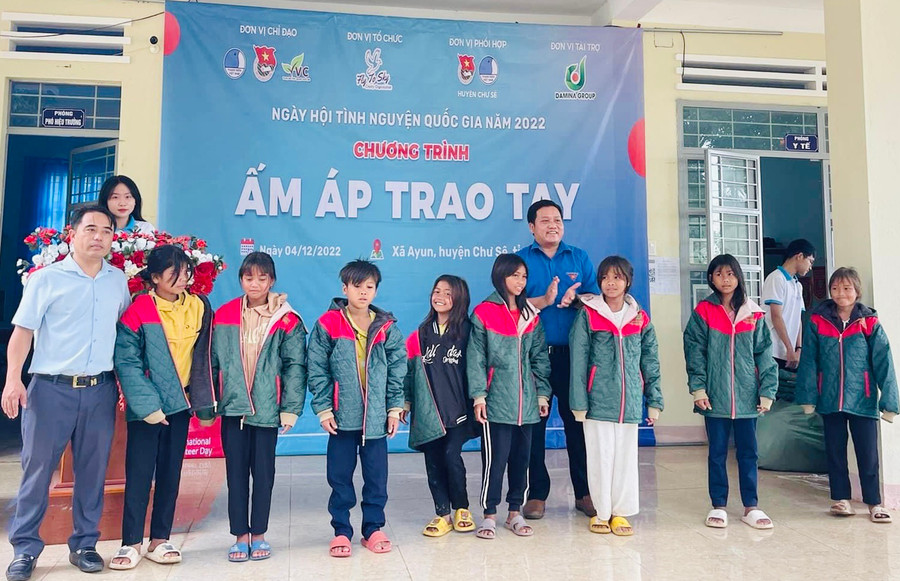 Ban Thường vụ Huyện Đoàn Chư Sê đã kết nối với các tổ chức, cá nhân trao tặng nhiều phần quà thiết thực cho trẻ em có hoàn cảnh khó khăn. Ảnh: Trần Dung