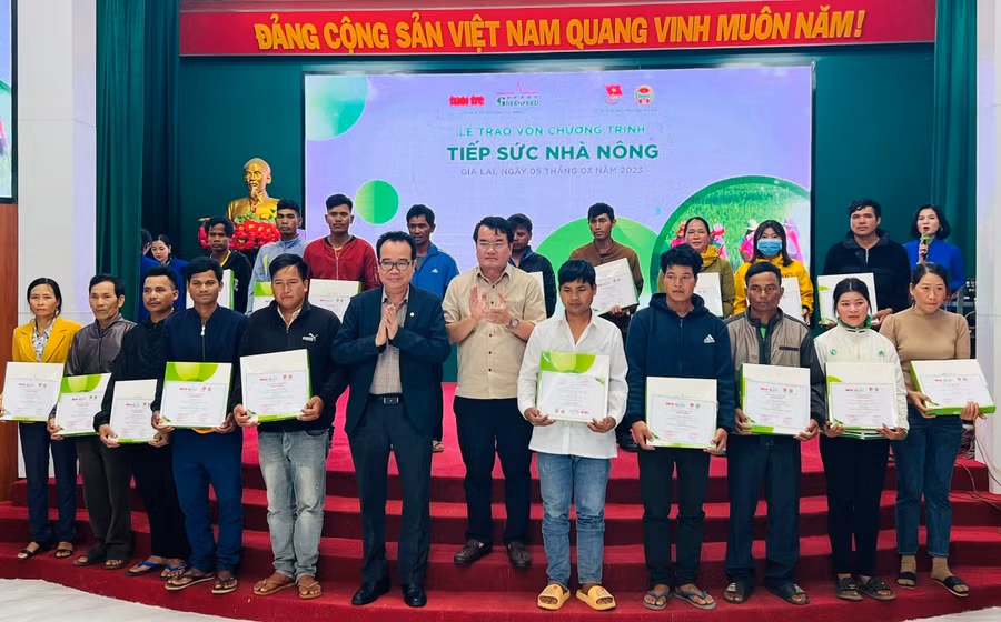 Lãnh đạo các ban, ngành trao quà cho hội viên nông dân huyện Chư Sê. Ảnh: Phan Lài