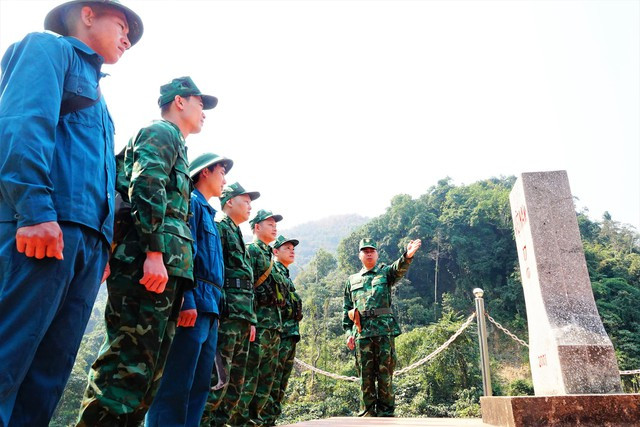 Trung tá Nguyễn Minh Đức giới thiệu về mốc 17 (1) cho cán bộ mới tham gia đội tuần tra Trung tá Nguyễn Minh Đức giới thiệu về mốc 17 (1) cho cán bộ mới tham gia đội tuần tra