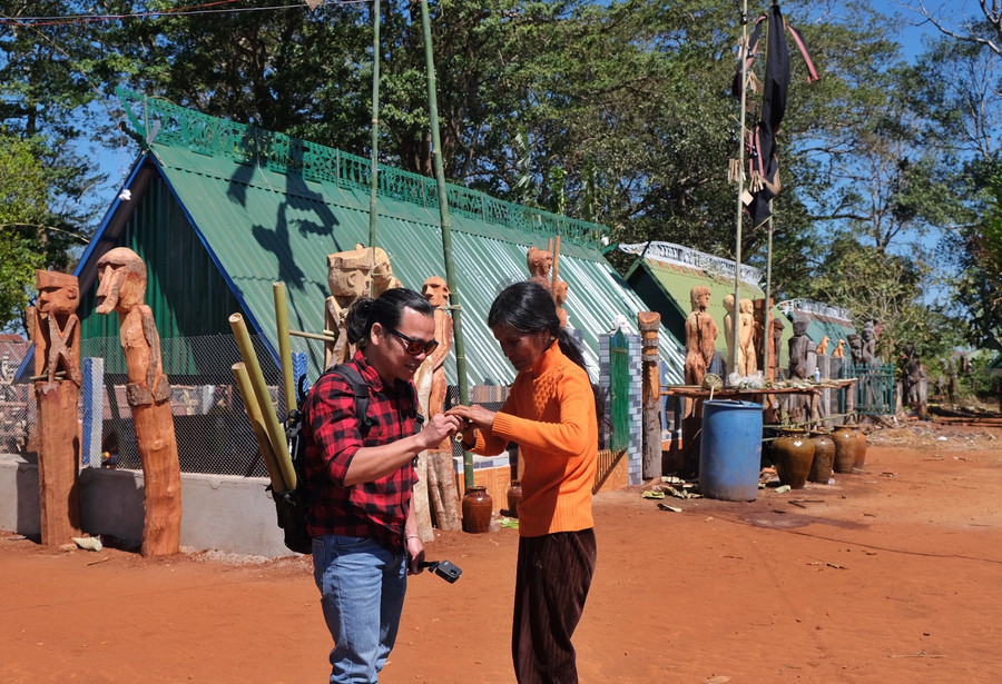 Một phụ nữ Jrai trong làng mời rượu du khách đến tham gia lễ hội. Ảnh: Hoàng Ngọc Một phụ nữ Jrai trong làng mời rượu du khách đến tham gia lễ hội. Ảnh: Hoàng Ngọc