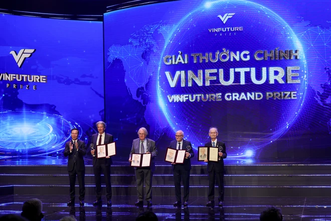 Giải thưởng Chính VinFuture 2023 đã được trao cho 4 nhà khoa học: GS. Martin Andrew Green (Australia), GS. Stanley Whittingham (Mỹ), GS. Rachid Yazami (Morocco), GS. Akira Yoshino (Nhật Bản). Ảnh: Minh Sơn/Vietnam+