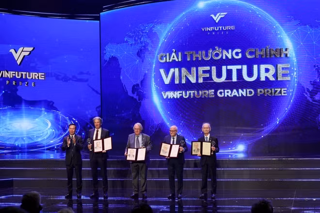 Giải thưởng Chính VinFuture 2023 đã được trao cho 4 nhà khoa học: GS. Martin Andrew Green (Australia), GS. Stanley Whittingham (Mỹ), GS. Rachid Yazami (Morocco), GS. Akira Yoshino (Nhật Bản). Ảnh: Minh Sơn/Vietnam+