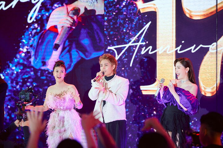 Là ca sĩ khách mời trẻ nhất trong dạ tiệc, Tăng Duy Tân cảm thấy áp lực khi hát trong show toàn những giọng ca khủng nhưng rất may là được cổ vũ nhiệt tình.