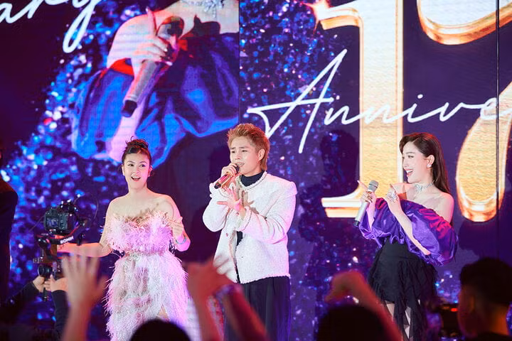 Là ca sĩ khách mời trẻ nhất trong dạ tiệc, Tăng Duy Tân cảm thấy áp lực khi hát trong show toàn những giọng ca khủng nhưng rất may là được cổ vũ nhiệt tình.