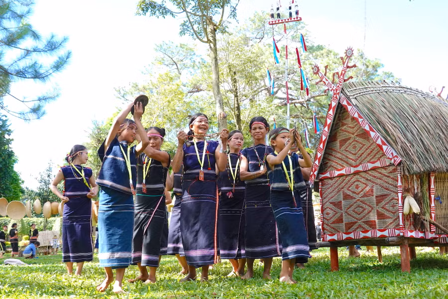 Các nghệ nhân biểu diễn múa xoang trong khuôn khổ Festival văn hoá cồng chiêng Tây Nguyên năm 2023 tại tỉnh Gia Lai. Ảnh: Mộc Trà
